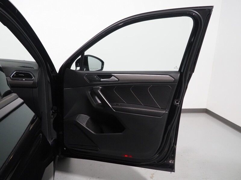 2024 Volkswagen Tiguan SE R-Line Black *ADAPTIVE CRUISE, SAFETY ALERTS, BACKUP-CAMERA, COLOR TOUCHSCREEN, PANORAMA MOONROOF, HEATED SEATS, POWER LIFTGATE, REMOTE START, 19 INCH ALLOYS, WIRELESS CHARGING, ANDROID & APPLE Round Rock TX