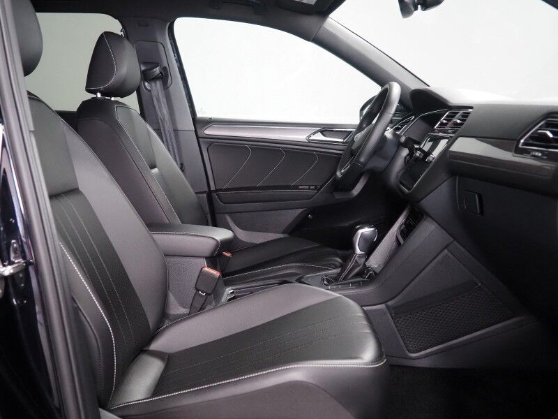 2024 Volkswagen Tiguan SE R-Line Black *ADAPTIVE CRUISE, SAFETY ALERTS, BACKUP-CAMERA, COLOR TOUCHSCREEN, PANORAMA MOONROOF, HEATED SEATS, POWER LIFTGATE, REMOTE START, 19 INCH ALLOYS, WIRELESS CHARGING, ANDROID & APPLE Round Rock TX