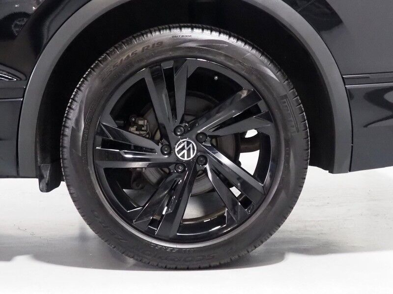 2024 Volkswagen Tiguan SE R-Line Black *ADAPTIVE CRUISE, SAFETY ALERTS, BACKUP-CAMERA, COLOR TOUCHSCREEN, PANORAMA MOONROOF, HEATED SEATS, POWER LIFTGATE, REMOTE START, 19 INCH ALLOYS, WIRELESS CHARGING, ANDROID & APPLE Round Rock TX