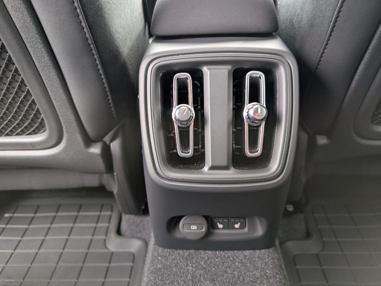 2024 Volvo C40 Recharge Dual Motor AWD ULTIMATE | 402hp, HK Premium Audio, Pilot Assist, 360° Cam, 4 Heated Seats & Wheel Portland OR