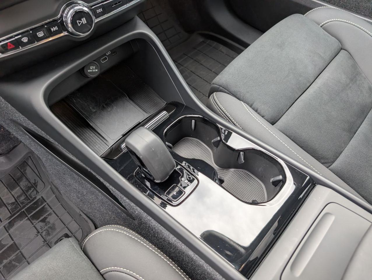 2024 Volvo C40 Recharge Dual Motor AWD ULTIMATE | 402hp, HK Premium Audio, Pilot Assist, 360° Cam, 4 Heated Seats & Wheel Portland OR