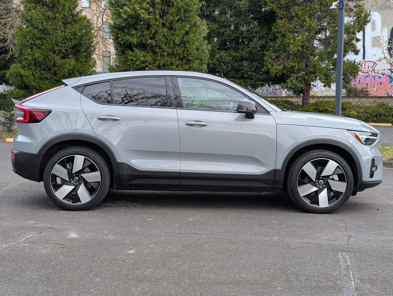 2024 Volvo C40 Recharge Dual Motor AWD ULTIMATE | 402hp, HK Premium Audio, Pilot Assist, 360° Cam, 4 Heated Seats & Wheel Portland OR