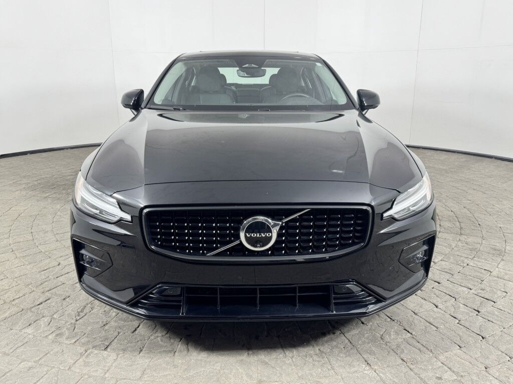 2024 Volvo S60 AWD Plus Dark Theme