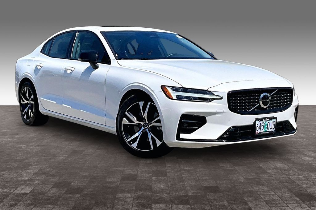 2024 Volvo S60 B5 Core Dark Theme