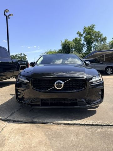 2024 Volvo S60 B5 Core Dark Theme