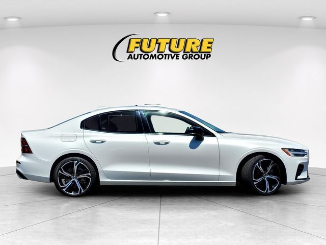 2024 Volvo S60 B5 Core Dark Theme