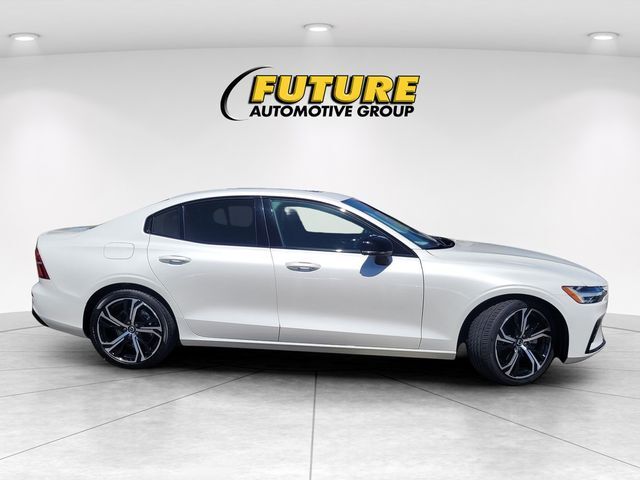 2024 Volvo S60 B5 Core Dark Theme