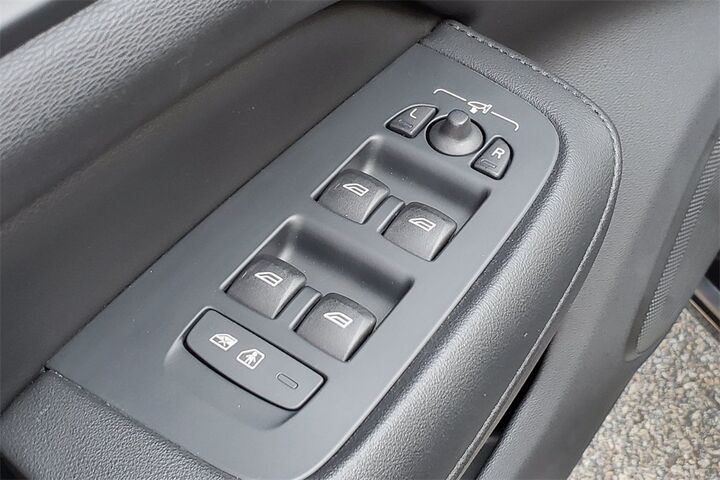 2024 Volvo S60 B5 Plus Dark Theme  TX