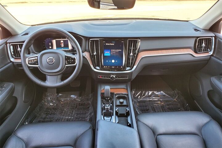 2024 Volvo S60 B5 Plus Dark Theme  TX