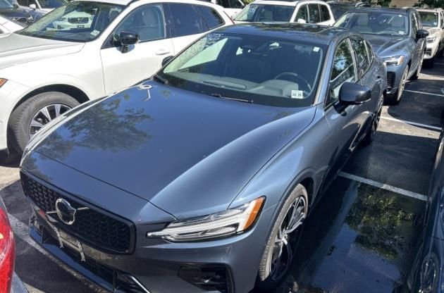 2024 Volvo S60 B5 Plus Dark Theme