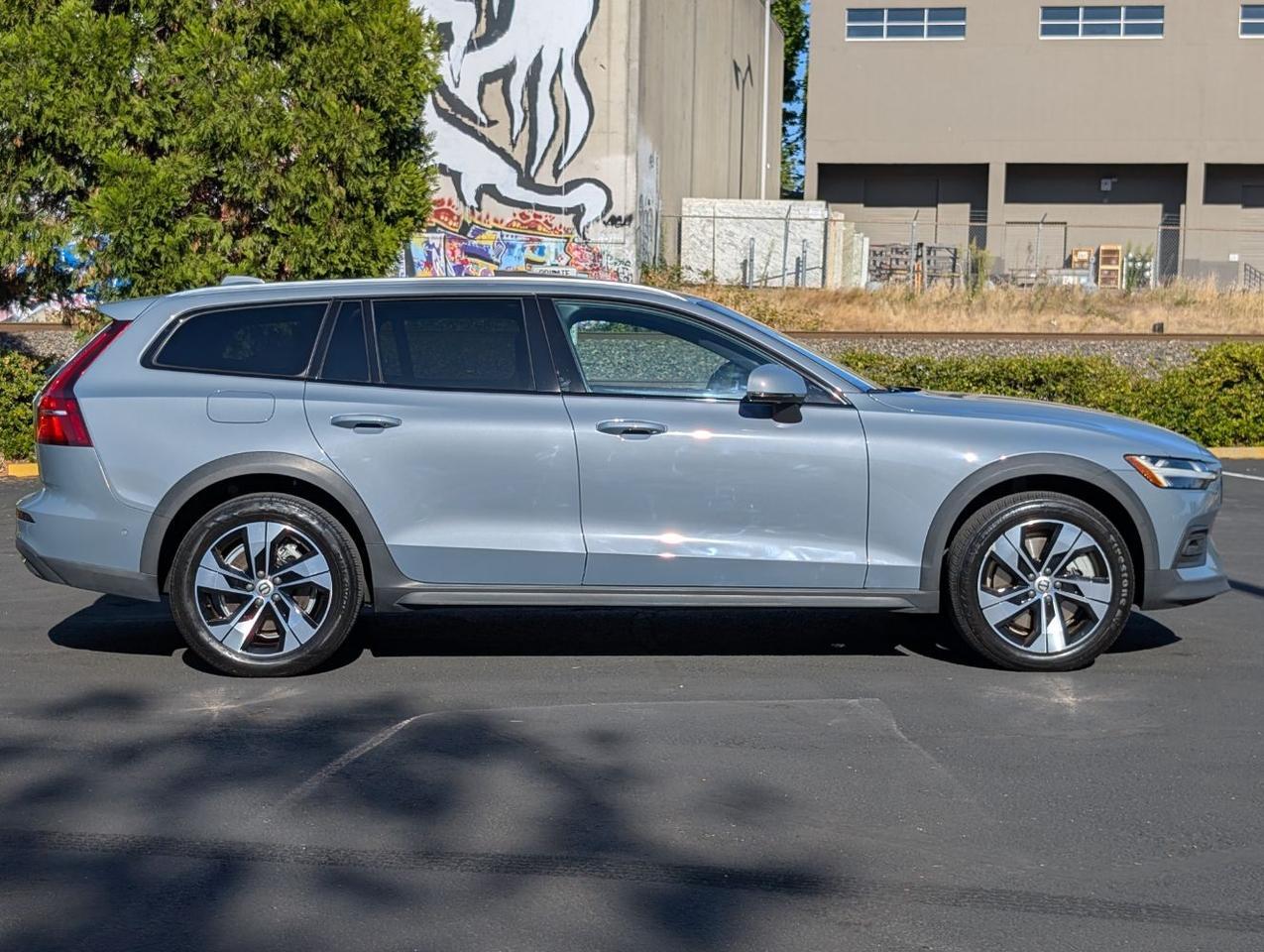 2024 Volvo V60 Cross Country B5 Hybrid AWD PLUS | High Performance Audio, Pilot Assist * Portland OR