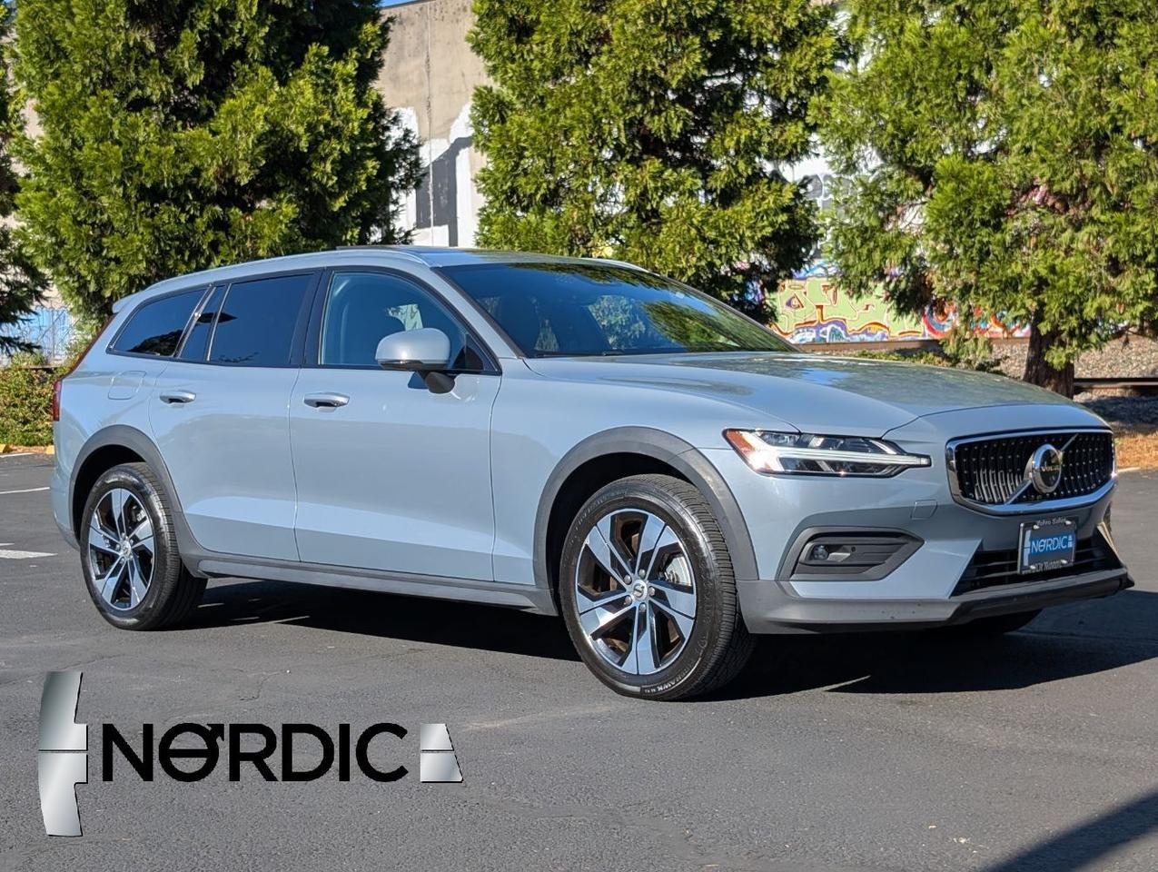 2024 Volvo V60 Cross Country B5 Hybrid AWD PLUS | High Performance Audio, Pilot Assist *