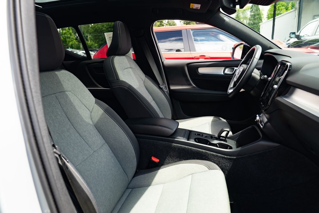 2024 Volvo XC40 B5 Core Milwaukie OR