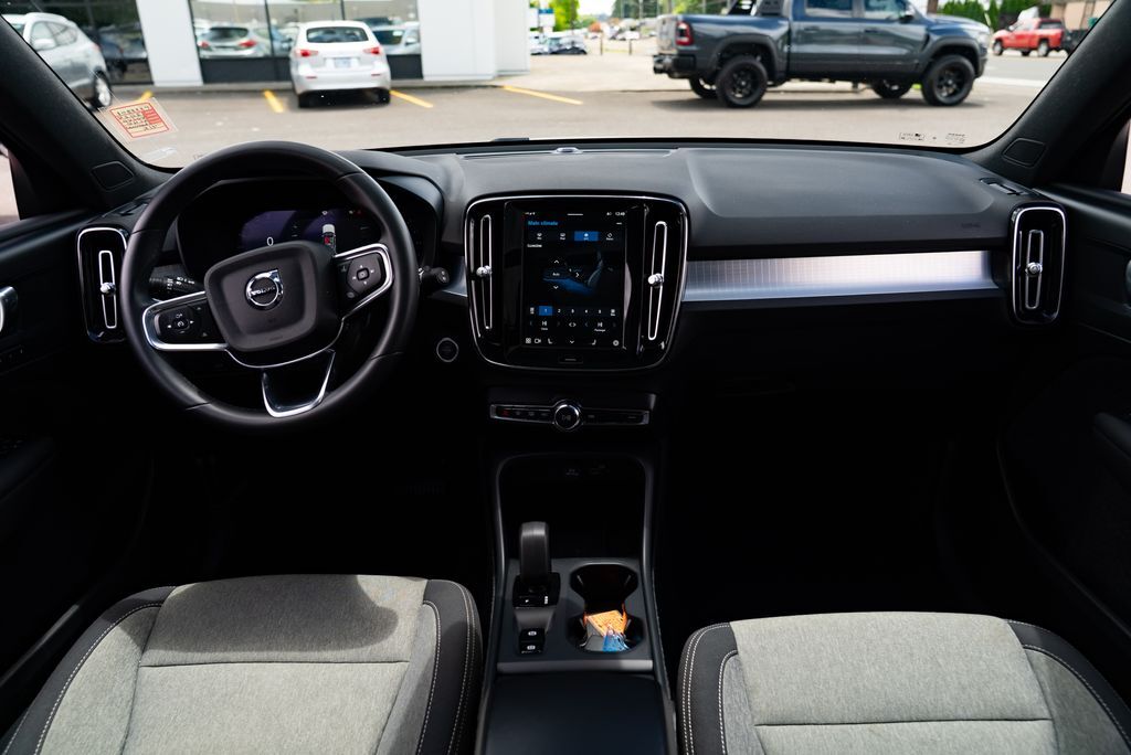 2024 Volvo XC40 B5 Core Milwaukie OR