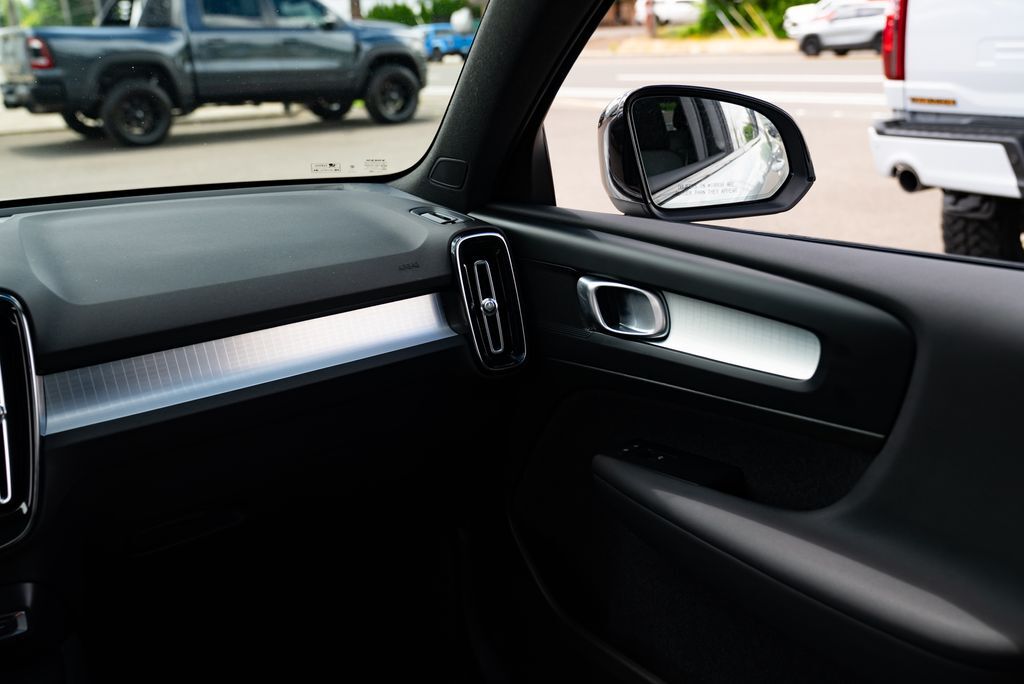 2024 Volvo XC40 B5 Core Milwaukie OR