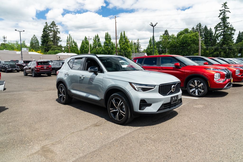 2024 Volvo XC40 B5 Core Milwaukie OR