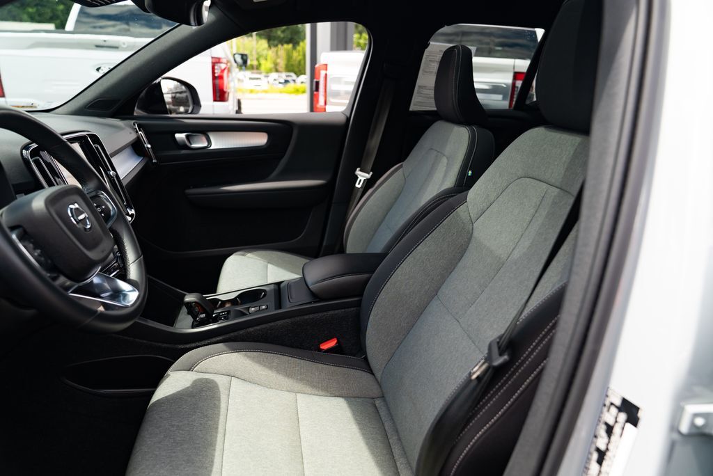 2024 Volvo XC40 B5 Core Milwaukie OR