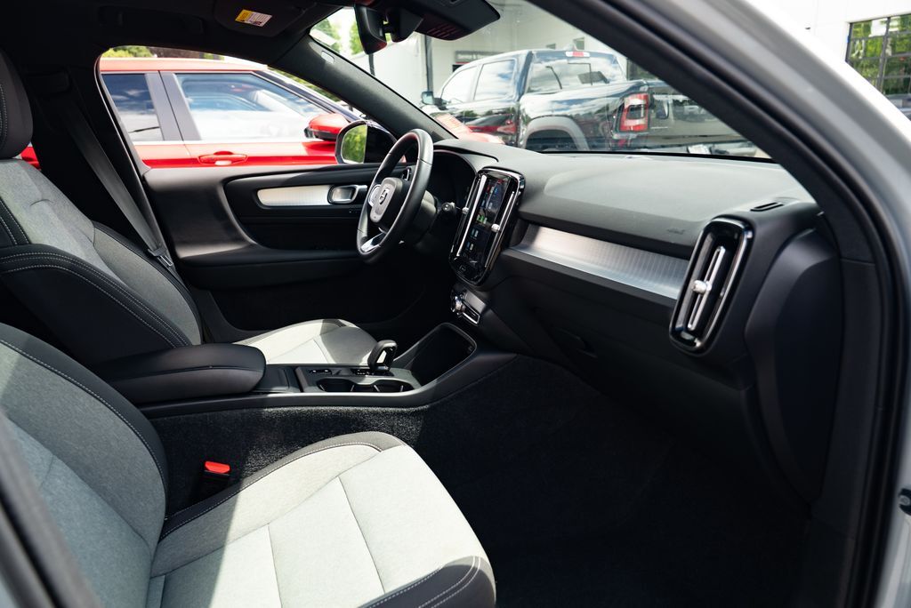 2024 Volvo XC40 B5 Core Milwaukie OR