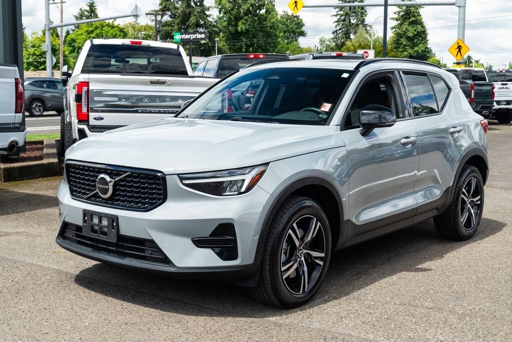 2024 Volvo XC40 B5 Core