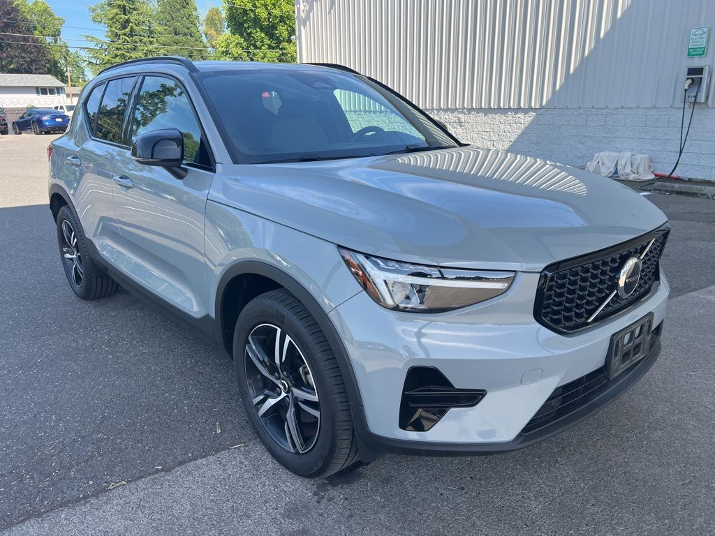 2024 Volvo XC40 B5 Core