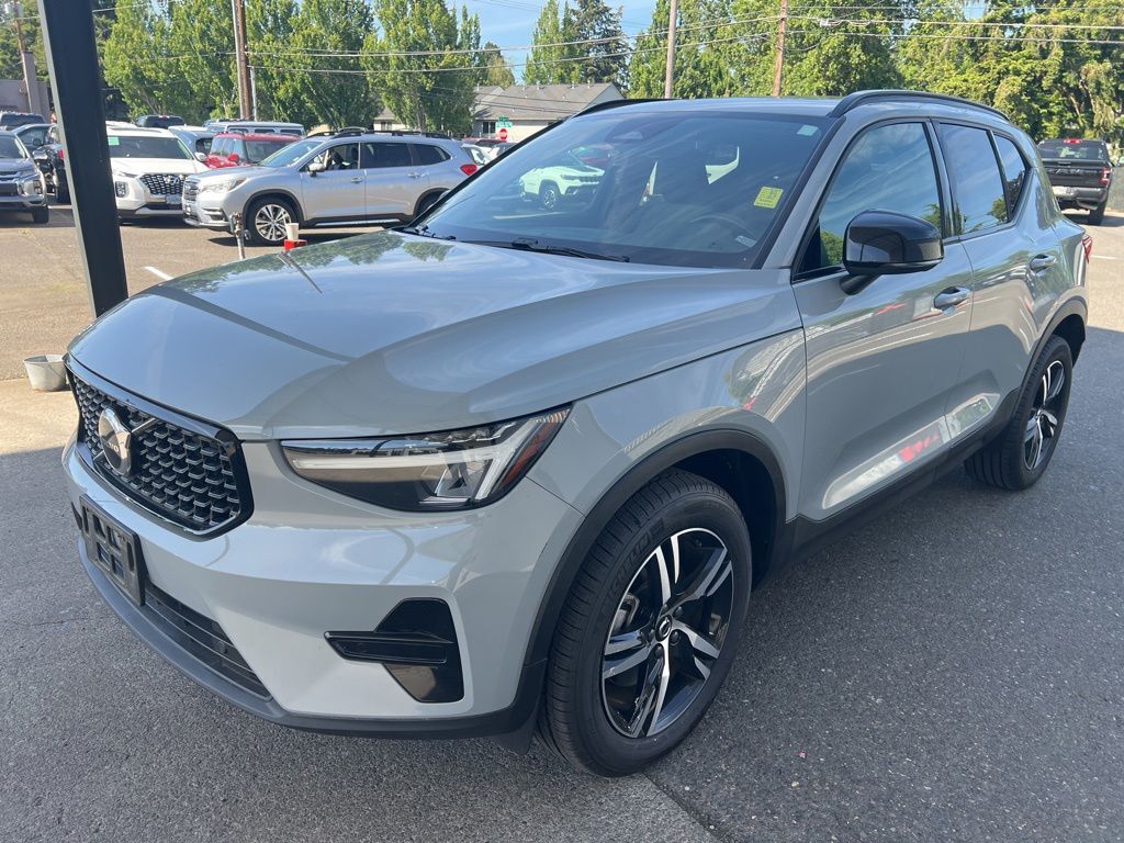 2024 Volvo XC40 B5 Core Milwaukie OR