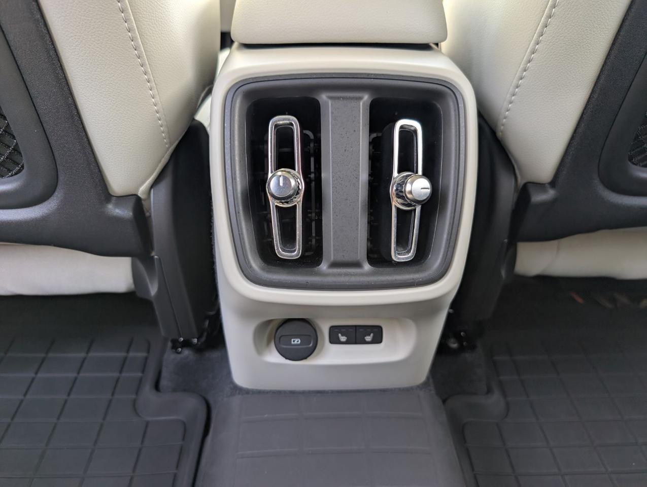 2024 Volvo XC40 B5 Hybrid AWD ULTIMATE | HK Premium Audio, Pilot Assist, 360 Cam * Portland OR