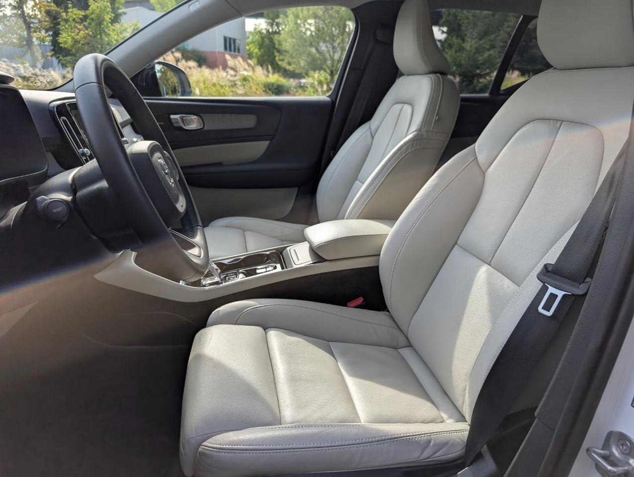 2024 Volvo XC40 B5 Hybrid AWD ULTIMATE | HK Premium Audio, Pilot Assist, 360 Cam, Pano Roof, 4 Heated Seats & Wheel Portland OR