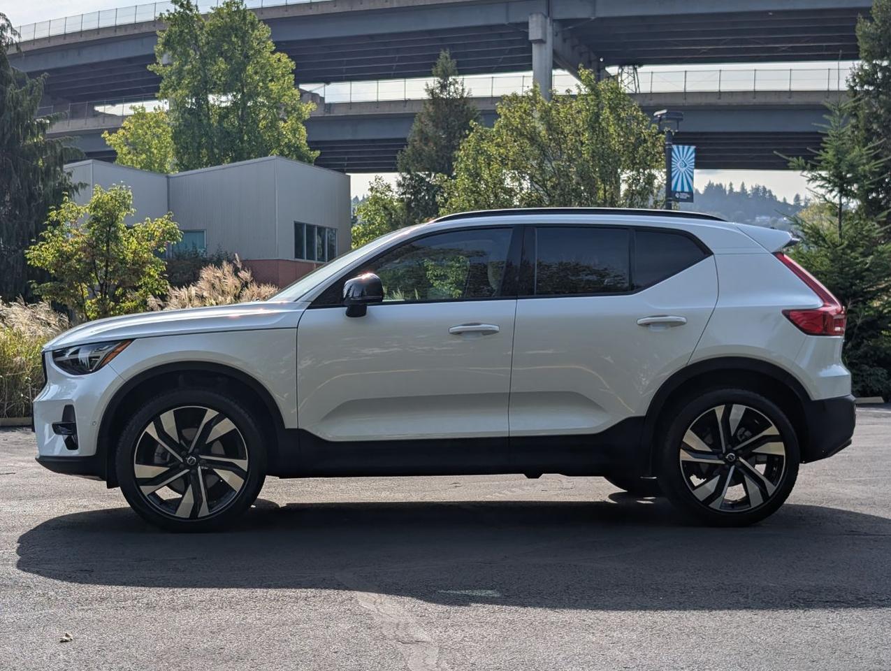 2024 Volvo XC40 B5 Hybrid AWD ULTIMATE | HK Premium Audio, Pilot Assist, 360 Cam, Pano Roof, 4 Heated Seats & Wheel Portland OR
