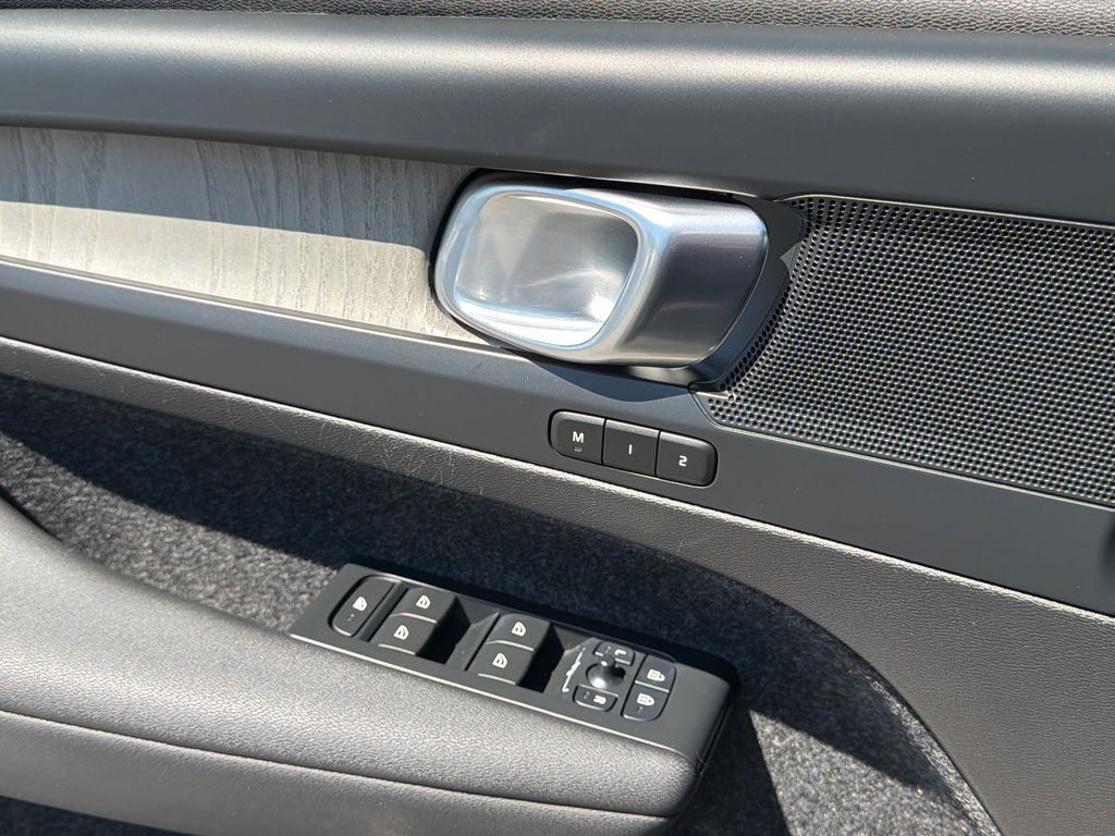 2024 Volvo XC40 B5 Plus Bright Theme Hunt Valley MD