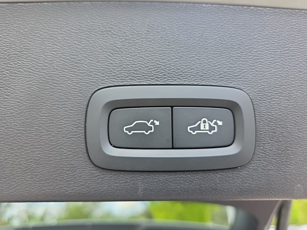 2024 Volvo XC40 B5 Plus Bright Theme Hunt Valley MD