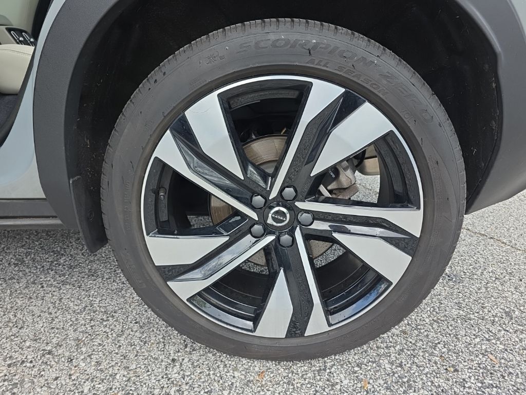2024 Volvo XC40 B5 Plus Bright Theme Hunt Valley MD