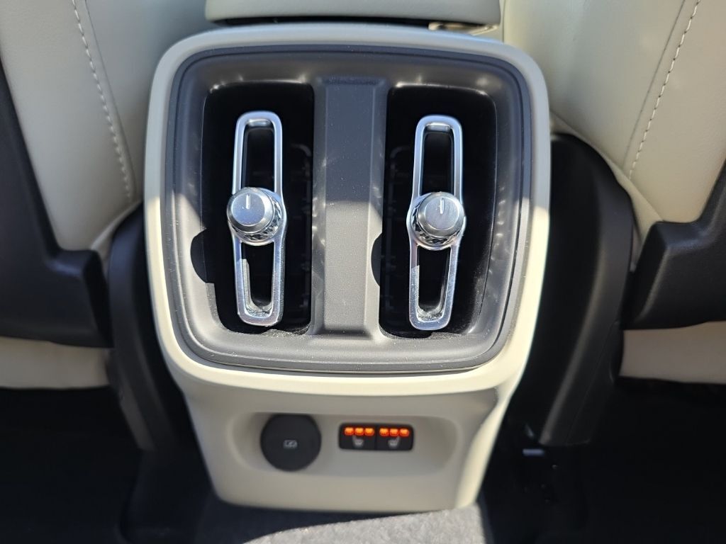2024 Volvo XC40 B5 Plus Bright Theme Hunt Valley MD