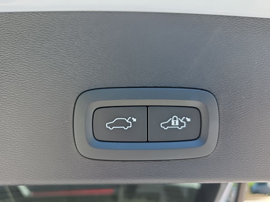 2024 Volvo XC40 B5 Plus Bright Theme Hunt Valley MD