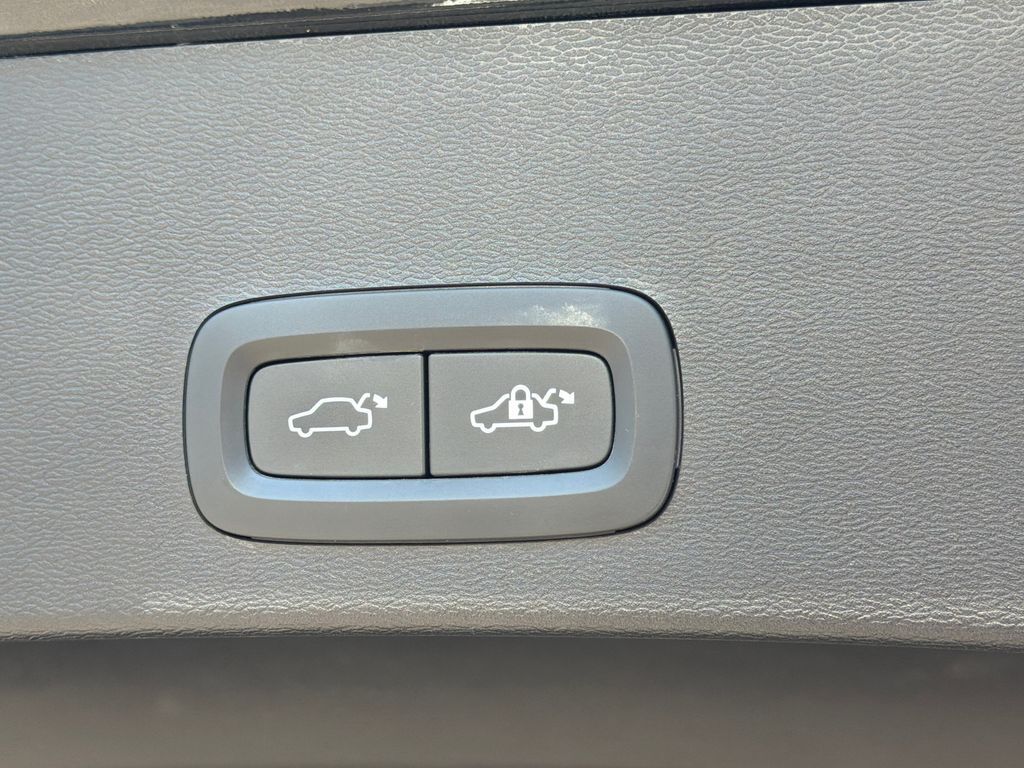 2024 Volvo XC40 B5 Plus Bright Theme Hunt Valley MD