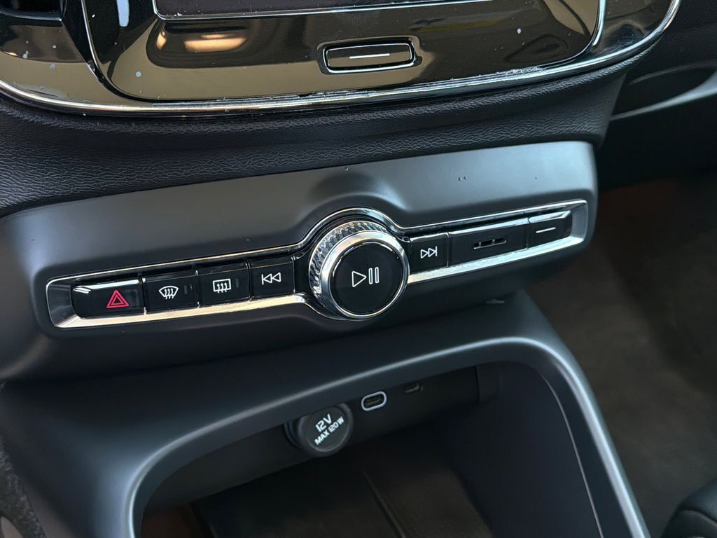 2024 Volvo XC40 B5 Plus Bright Theme Hunt Valley MD