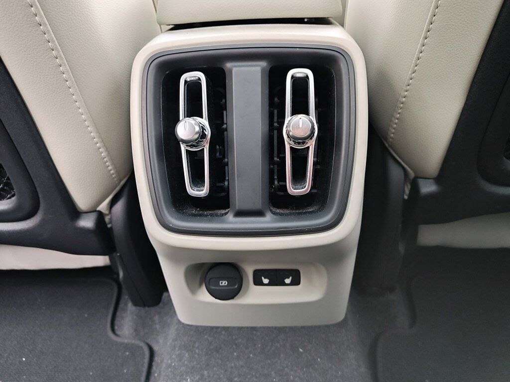 2024 Volvo XC40 B5 Plus Bright Theme Hunt Valley MD