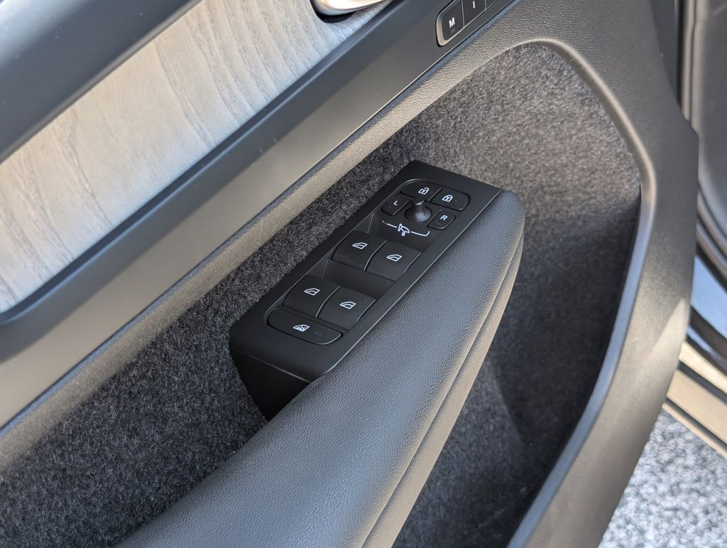 2024 Volvo XC40 B5 Plus Bright Theme Hunt Valley MD