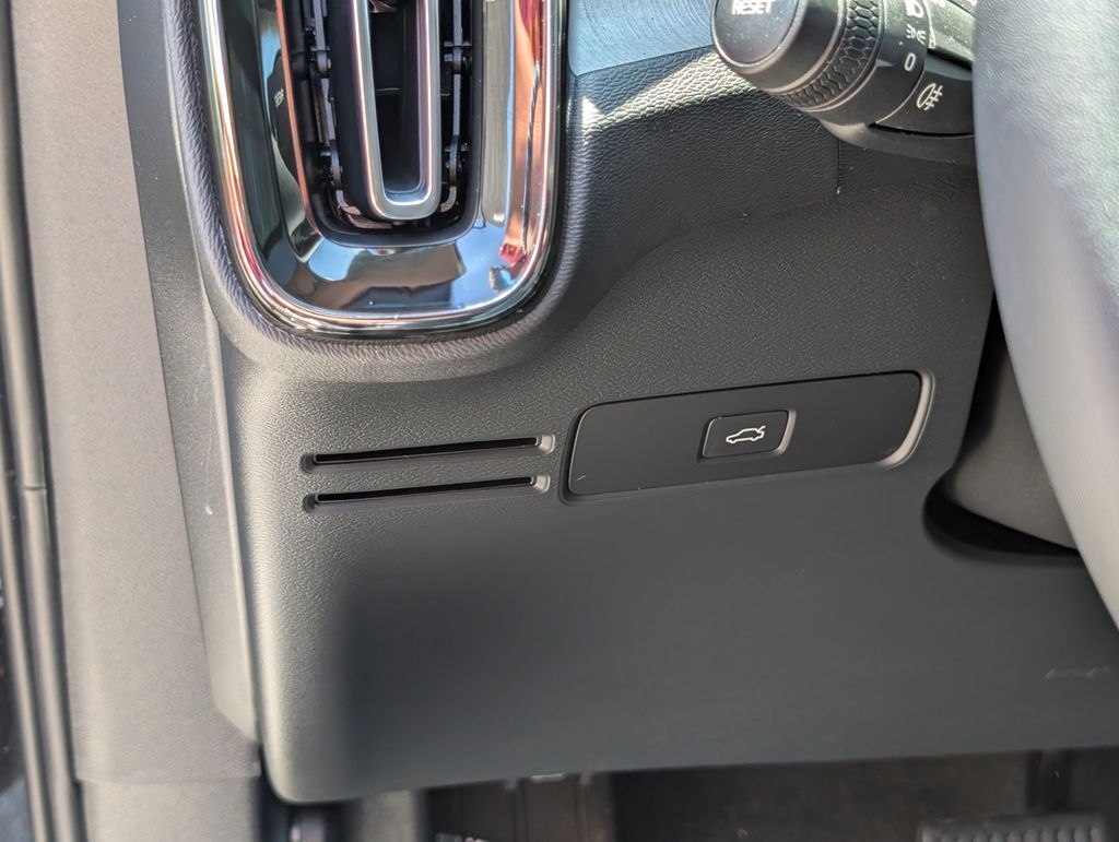 2024 Volvo XC40 B5 Plus Bright Theme Hunt Valley MD