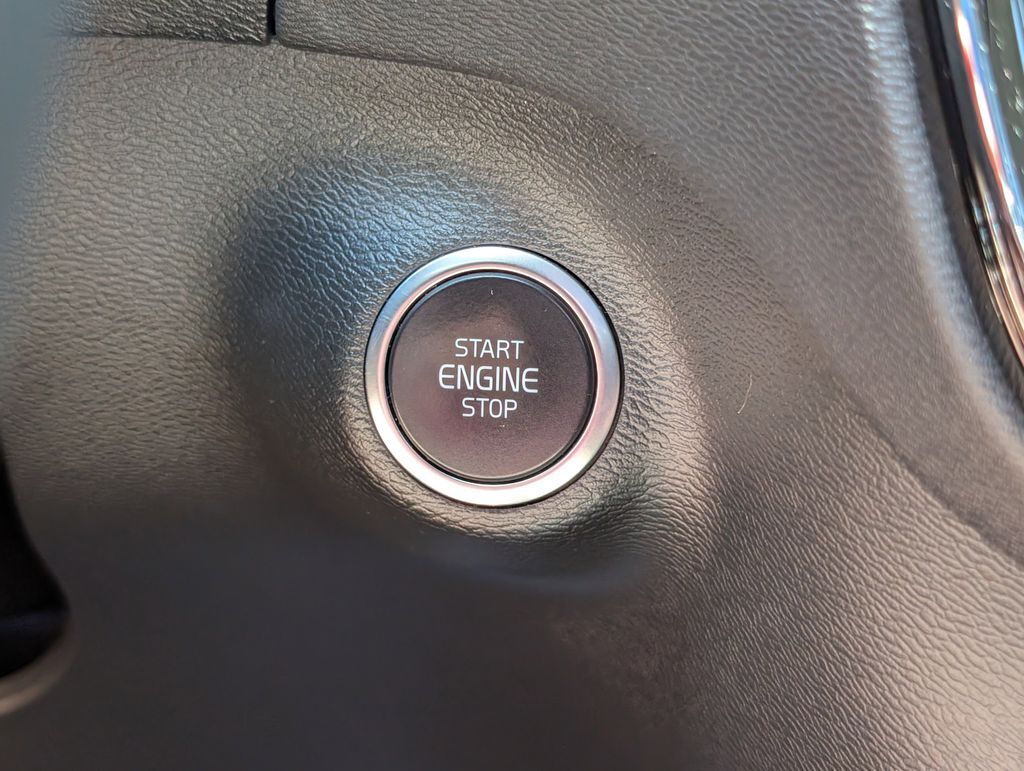 2024 Volvo XC40 B5 Plus Bright Theme Hunt Valley MD