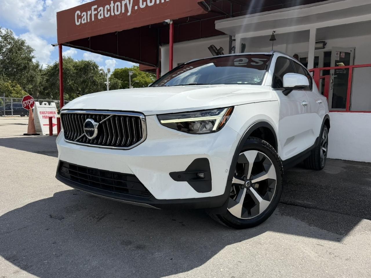 2024 Volvo XC40 Plus Bright Theme