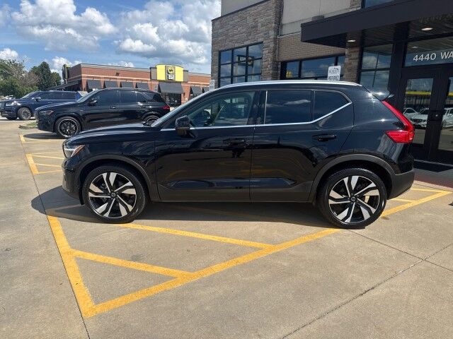 2024 Volvo XC40 Plus Bright Theme