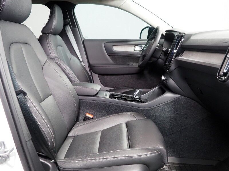 2024 Volvo XC40 Plus Dark Theme AWD *NAVIGATION, SAFETY ALERTS, 360 VIEW CAMERAS, PANORAMA MOONROOF, HEATED SEATS/STEERING, POWER LIFTGATE, KEYLESS ENTRY, PARK ASSIST, 20 INCH WHEELS, APPLE CARPLAY Round Rock TX