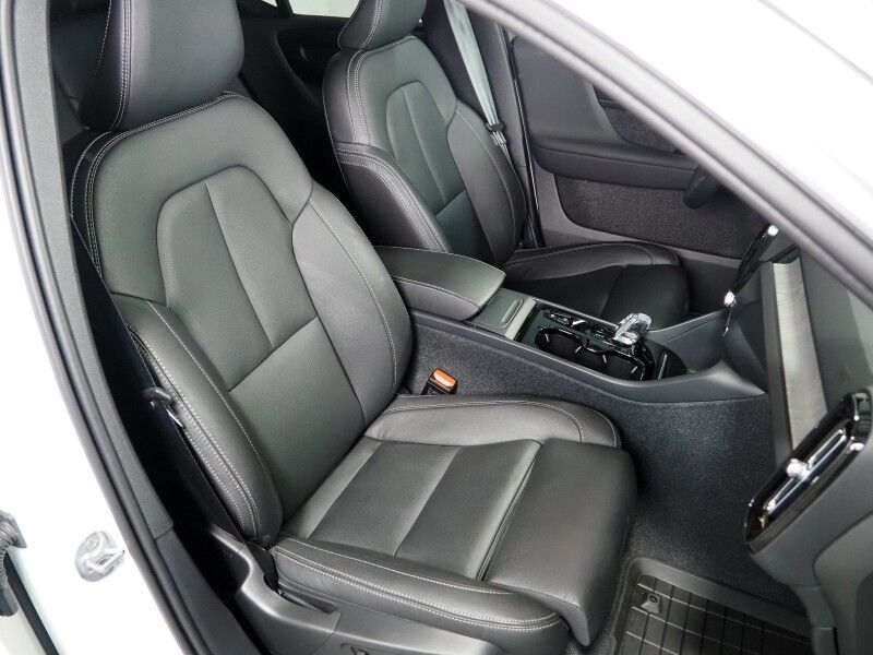 2024 Volvo XC40 Plus Dark Theme AWD *NAVIGATION, SAFETY ALERTS, 360 VIEW CAMERAS, PANORAMA MOONROOF, HEATED SEATS/STEERING, POWER LIFTGATE, KEYLESS ENTRY, PARK ASSIST, 20 INCH WHEELS, APPLE CARPLAY Round Rock TX