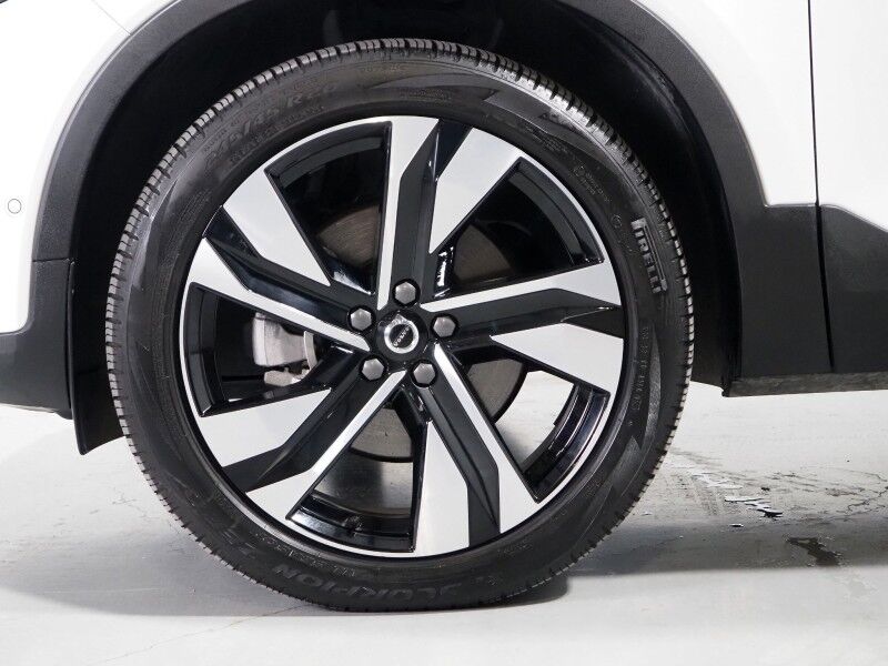 2024 Volvo XC40 Plus Dark Theme AWD *NAVIGATION, SAFETY ALERTS, 360 VIEW CAMERAS, PANORAMA MOONROOF, HEATED SEATS/STEERING, POWER LIFTGATE, KEYLESS ENTRY, PARK ASSIST, 20 INCH WHEELS, APPLE CARPLAY Round Rock TX