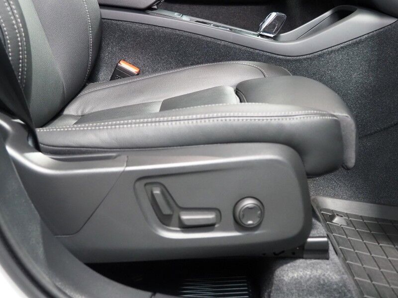 2024 Volvo XC40 Plus Dark Theme AWD *NAVIGATION, SAFETY ALERTS, 360 VIEW CAMERAS, PANORAMA MOONROOF, HEATED SEATS/STEERING, POWER LIFTGATE, KEYLESS ENTRY, PARK ASSIST, 20 INCH WHEELS, APPLE CARPLAY Round Rock TX