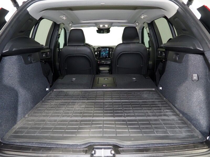 2024 Volvo XC40 Plus Dark Theme AWD *NAVIGATION, SAFETY ALERTS, 360 VIEW CAMERAS, PANORAMA MOONROOF, HEATED SEATS/STEERING, POWER LIFTGATE, KEYLESS ENTRY, PARK ASSIST, 20 INCH WHEELS, APPLE CARPLAY Round Rock TX