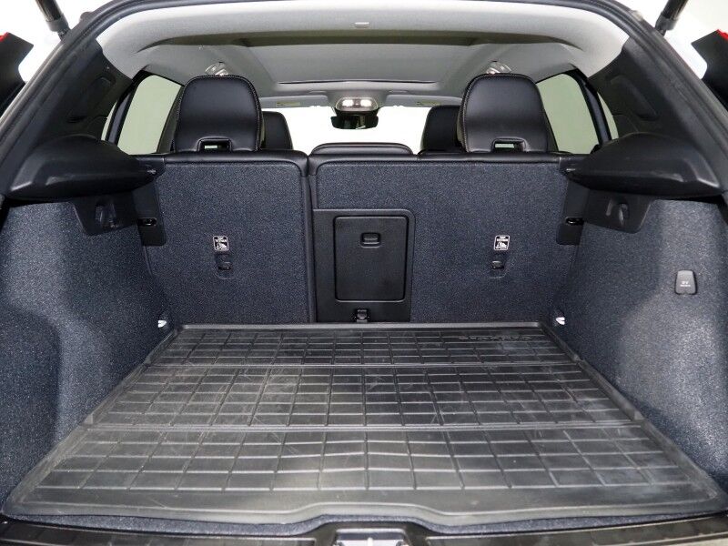 2024 Volvo XC40 Plus Dark Theme AWD *NAVIGATION, SAFETY ALERTS, 360 VIEW CAMERAS, PANORAMA MOONROOF, HEATED SEATS/STEERING, POWER LIFTGATE, KEYLESS ENTRY, PARK ASSIST, 20 INCH WHEELS, APPLE CARPLAY Round Rock TX