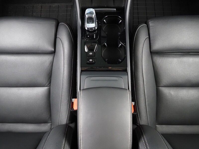 2024 Volvo XC40 Plus Dark Theme AWD *NAVIGATION, SAFETY ALERTS, 360 VIEW CAMERAS, PANORAMA MOONROOF, HEATED SEATS/STEERING, POWER LIFTGATE, KEYLESS ENTRY, PARK ASSIST, 20 INCH WHEELS, APPLE CARPLAY Round Rock TX