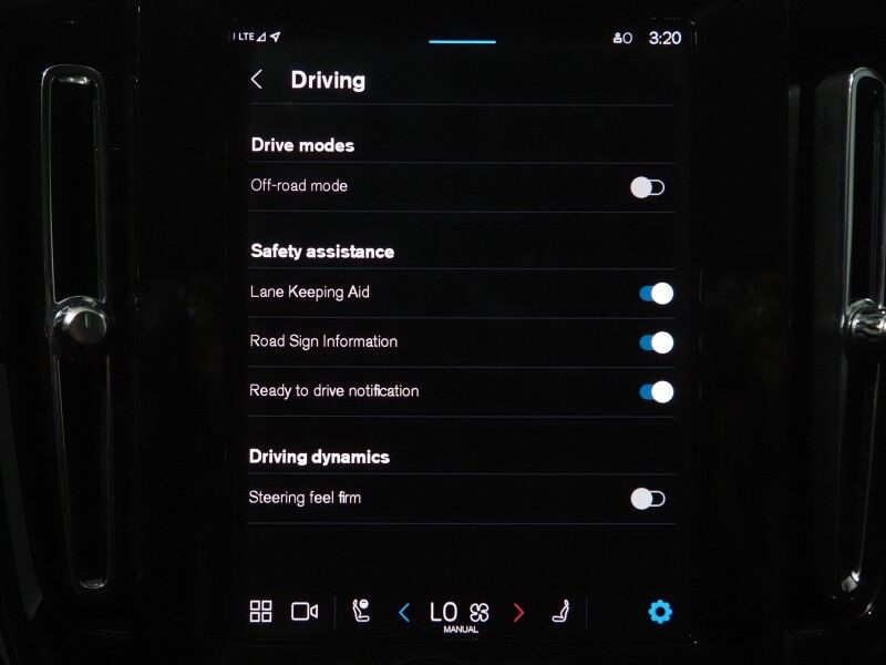 2024 Volvo XC40 Plus Dark Theme AWD *NAVIGATION, SAFETY ALERTS, 360 VIEW CAMERAS, PANORAMA MOONROOF, HEATED SEATS/STEERING, POWER LIFTGATE, KEYLESS ENTRY, PARK ASSIST, 20 INCH WHEELS, APPLE CARPLAY Round Rock TX
