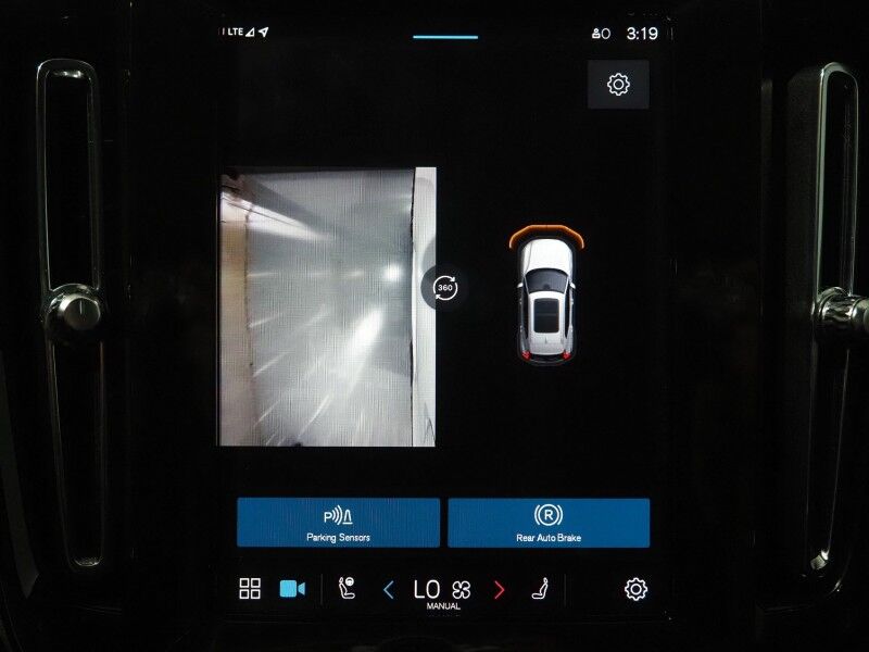 2024 Volvo XC40 Plus Dark Theme AWD *NAVIGATION, SAFETY ALERTS, 360 VIEW CAMERAS, PANORAMA MOONROOF, HEATED SEATS/STEERING, POWER LIFTGATE, KEYLESS ENTRY, PARK ASSIST, 20 INCH WHEELS, APPLE CARPLAY Round Rock TX